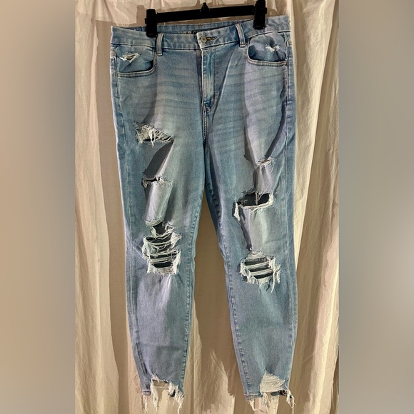 Cute AEO Distressed Jeans | High Rise | Light Wash | Size 16 - Picture 1 of 4